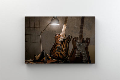 Tablou Canvas - Chitara de lemn in lumina lampii