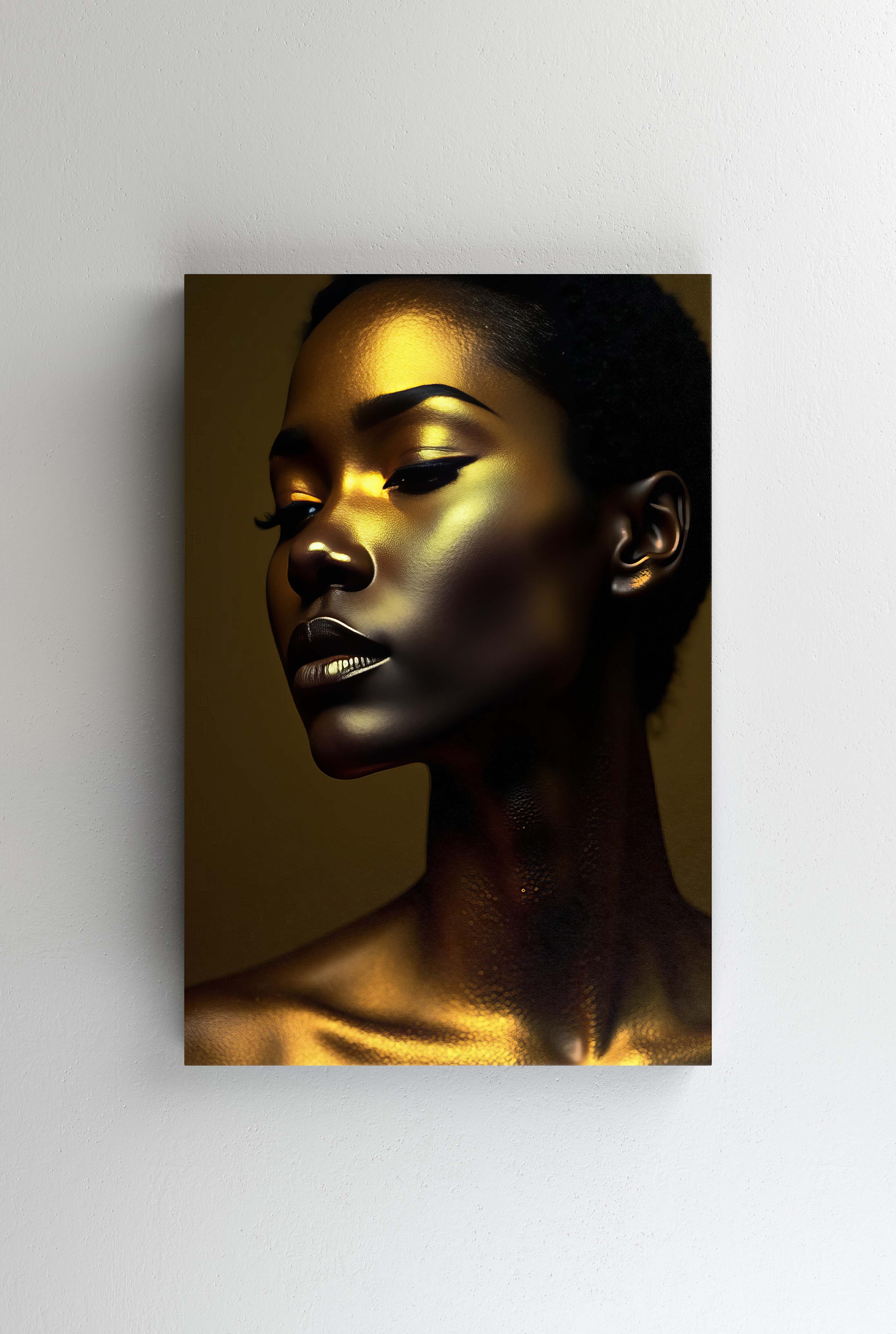 Tablou Canvas -  Femeia cu aspect aurit pozand portret