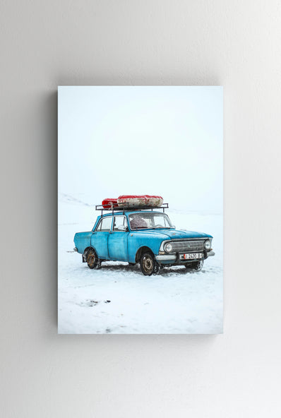 Tablou Canvas - Masina veche albastra in munti inzapeziti