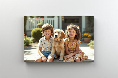 Tablou Canvas - Portret de copii cu golden retriever la amiaza