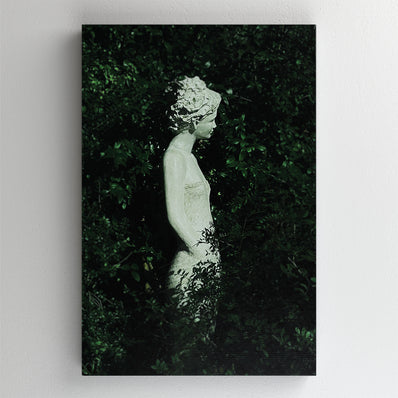 Tablou Canvas - Statuia unei femei printre frunze